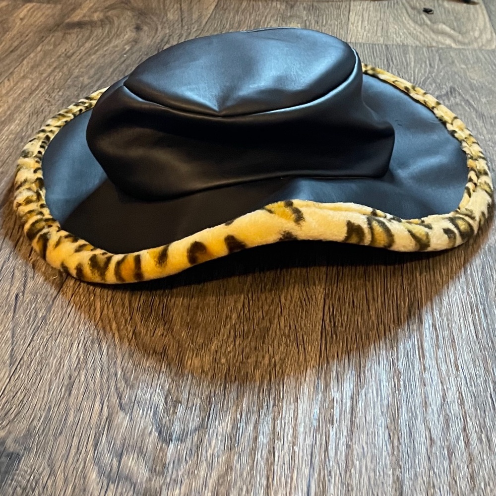 Vintage vegan black leather faux cheetah fur lined 60’s super mod dramatic hat! - Picture 9 of 9